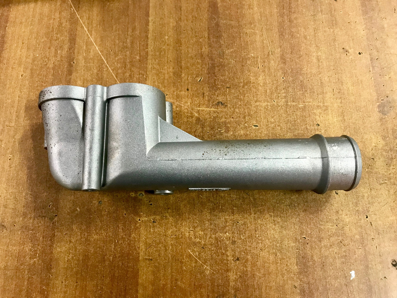 GOMITO LIQUIDO RAFFREDDAMENTO SU SCATOLA TERMOSTATO PER MOTORI MAN D2066 - D2676 - Sistema de refrigeración para Camión: foto 1 GOMITO LIQUIDO RAFFREDDAMENTO SU SCATOLA TERMOSTATO PER MOTORI MAN D2066 - D2676 - Sistema de refrigeración para Camión: foto 1