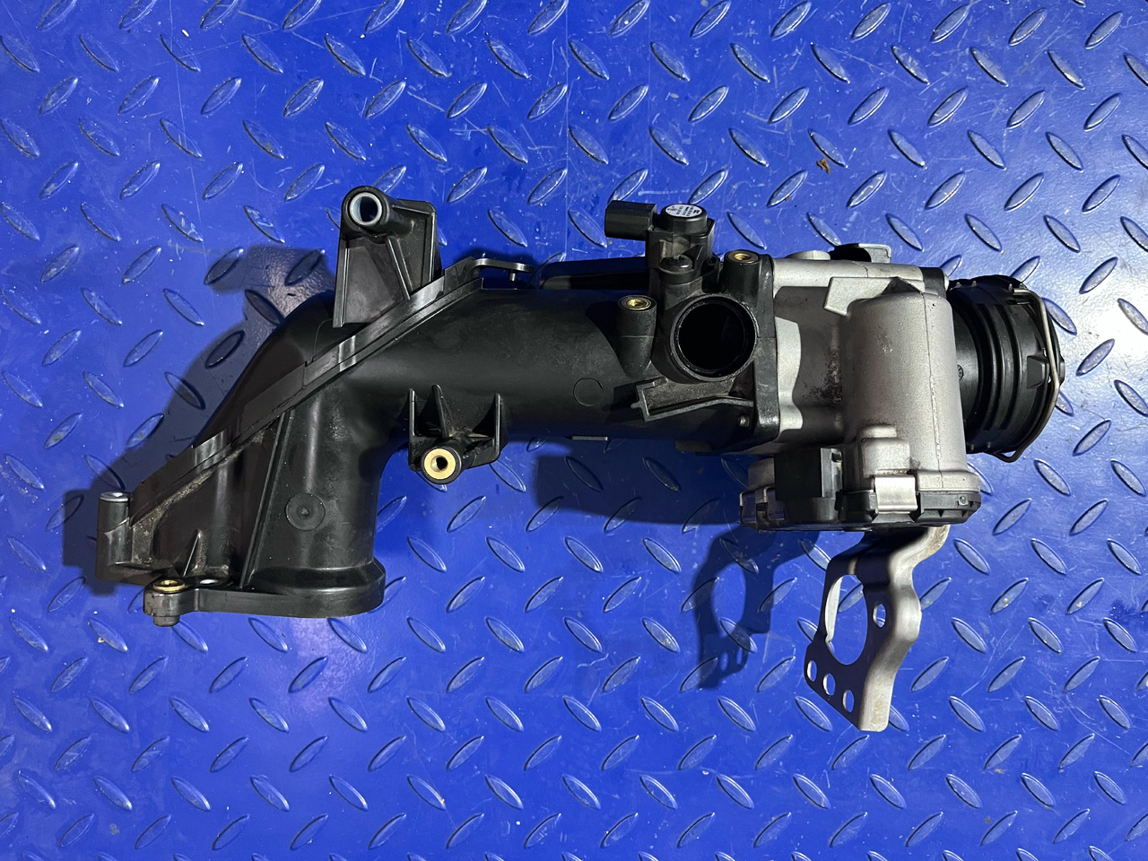 Mercedes Benz Intake Pipe and Throttle A6420901637 / A6420900270 - Sistema de admisión de aire: foto 2 Mercedes Benz Intake Pipe and Throttle A6420901637 / A6420900270 - Sistema de admisión de aire: foto 2