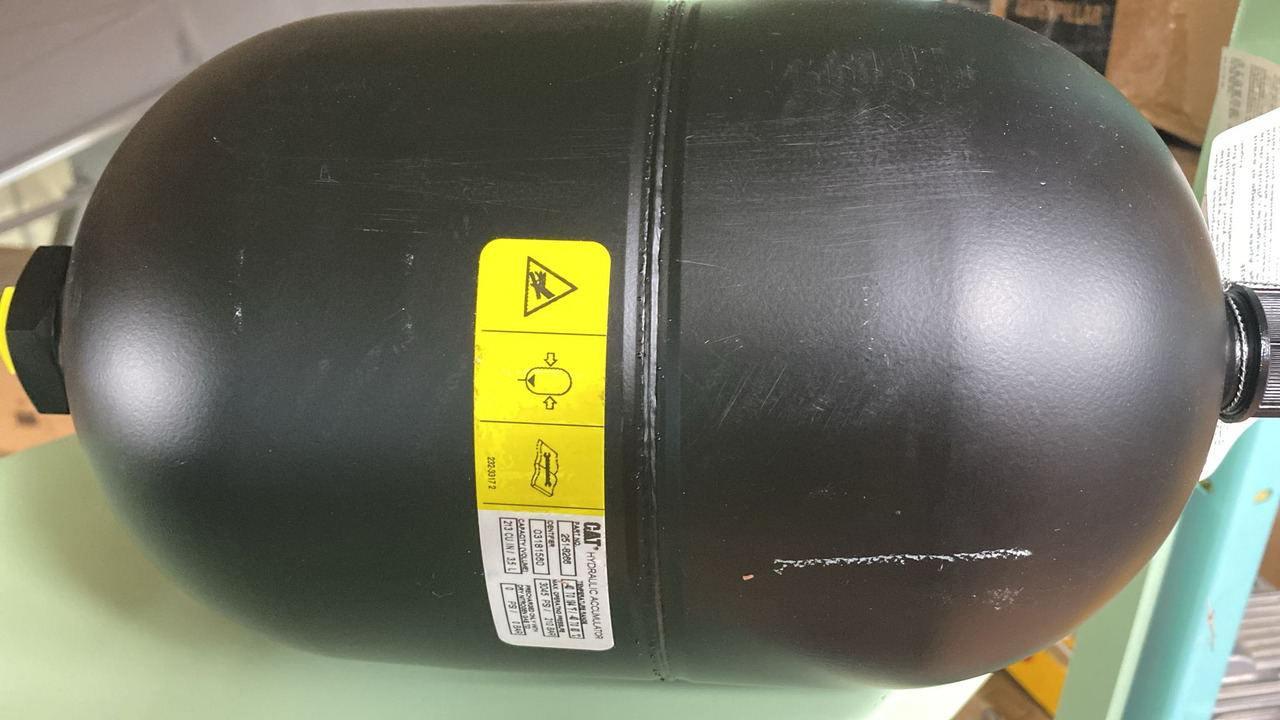 CATERPILLAR 251-8266: 3.45 Liter Compressed Nitrogen Gas Accumulator - Piezas de recambio para Excavadora: foto 1 CATERPILLAR 251-8266: 3.45 Liter Compressed Nitrogen Gas Accumulator - Piezas de recambio para Excavadora: foto 1