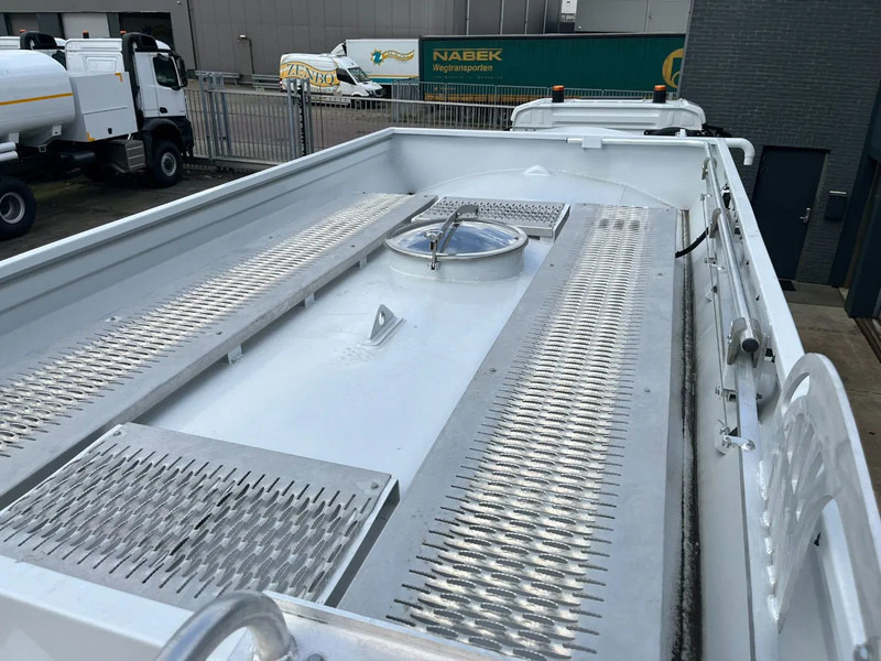 Camión cisterna nuevo Mercedes-Benz Arocs 4040 6x6 Water Tank Truck: foto 18