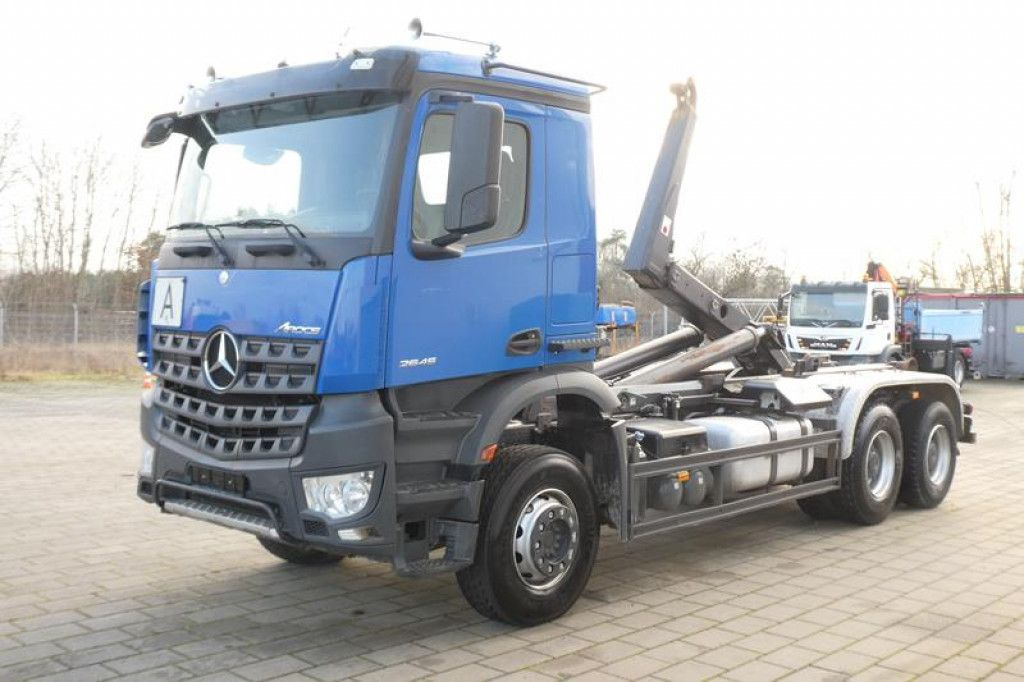 Mercedes-Benz Arocs 2645 K 6x4 Abrollkipper Meiller deutsch to - Camión multibasculante: foto 1 Mercedes-Benz Arocs 2645 K 6x4 Abrollkipper Meiller deutsch to - Camión multibasculante: foto 1